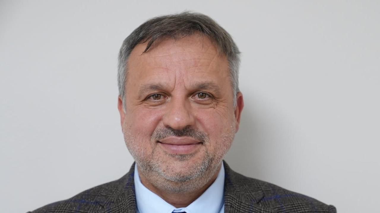 AK Partili Dokuzlar’dan Hürriyet’e Sert Eleştiri, İzmit’te Komünizm Tartışması