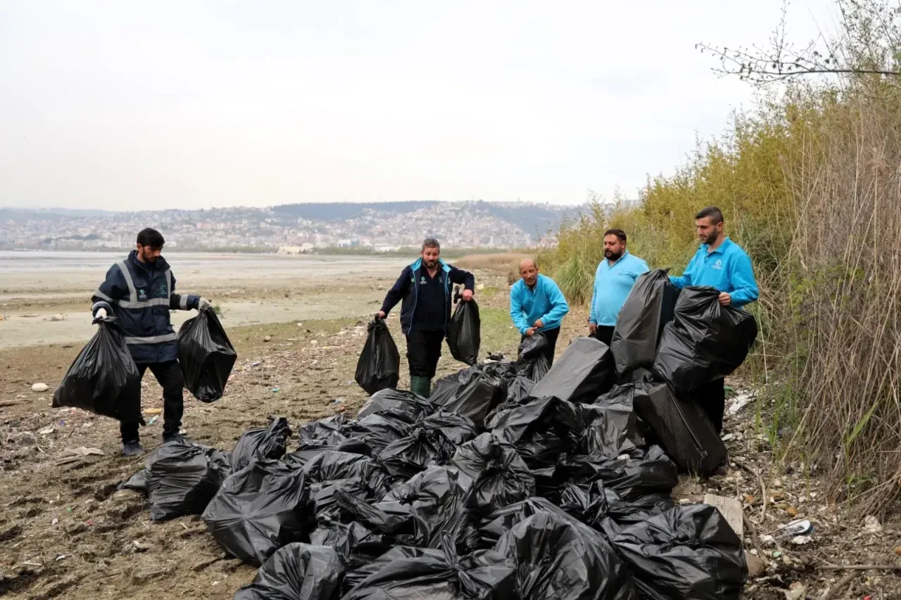İzmit Sahillerinde Büyük Temizlik: Mavi Takım 50 Torba Atık Topladı