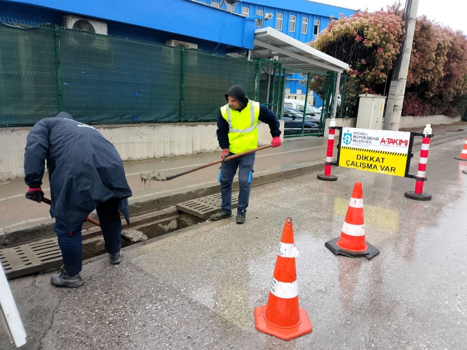 Kocaeli'de Şiddetli Yağış Önlemi: Ekipler Mazgalları Tek Tek Açıyor