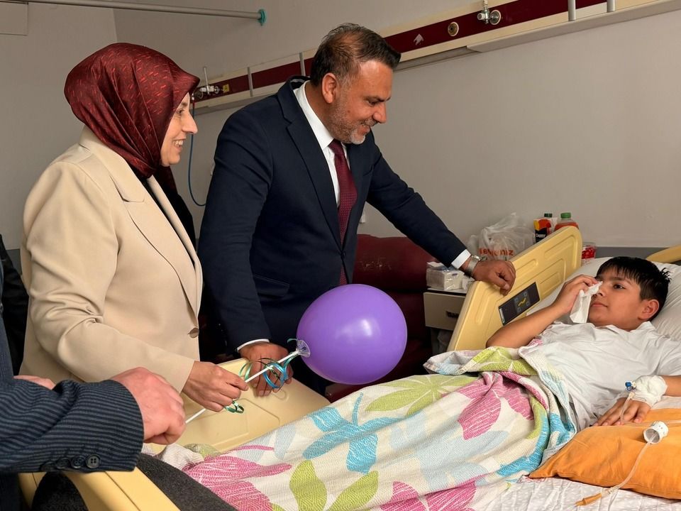 AK Parti Darıca'dan Hastanedeki Çocuklara Anlamlı 23 Nisan Sürprizi