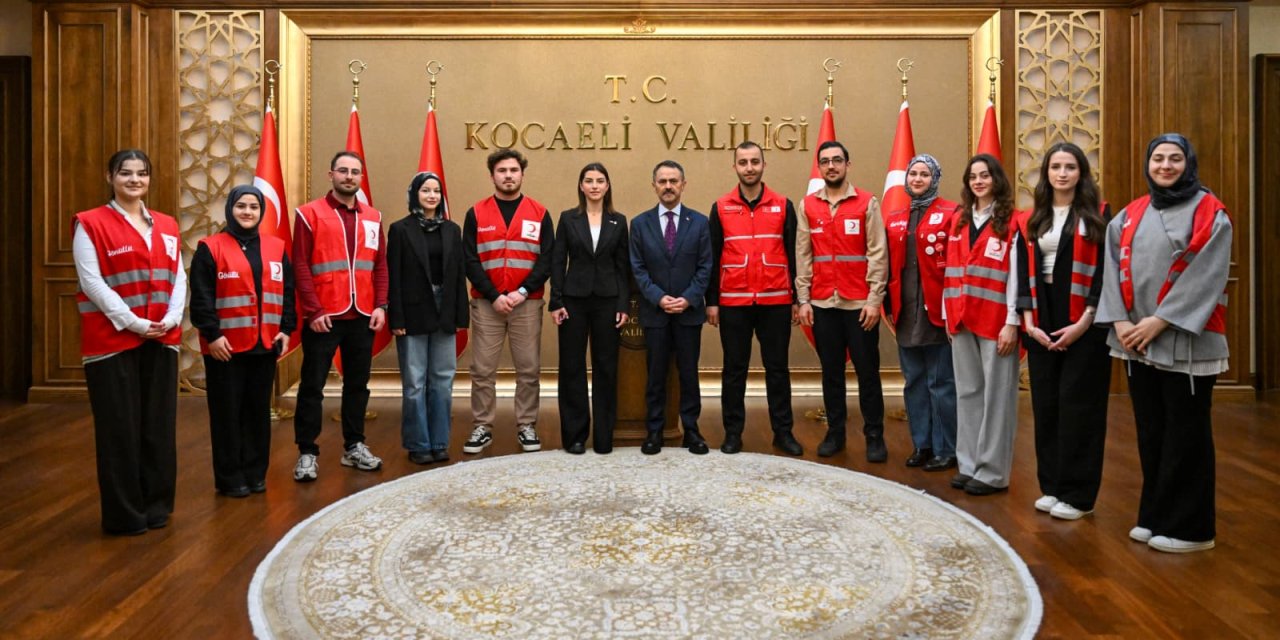 Genç Kızılay Kocaeli Ekibinden Vali İlhami Aktaş’a Nezaket Ziyareti